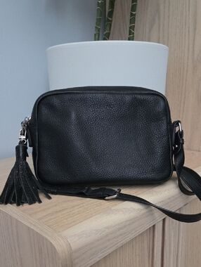 Atelier Noir By RUDSAK Black Pebbled Leather Crossbody Top Zip w Tassel Accent